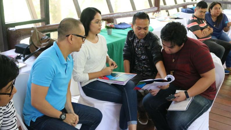 Eine Lerngruppe diskutiert beim CSJ Workshop in Mindanao, Philippinen